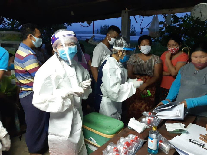 Biến chai nhựa thành đồ bảo hộ chống dịch - Ảnh 3.