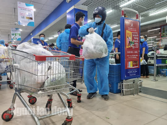 Shipper ở Đà Nẵng mặc đồ bảo hộ đi giao hàng trong ngày đầu hoạt động trở lại - Ảnh 4.