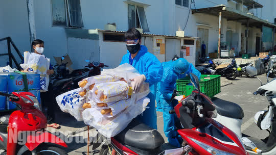 Shipper ở Đà Nẵng mặc đồ bảo hộ đi giao hàng trong ngày đầu hoạt động trở lại - Ảnh 5.